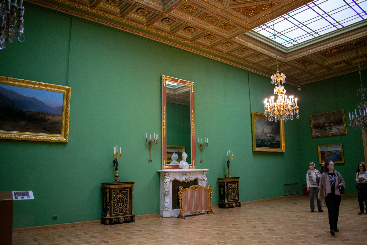 Камин мастерской Трискорни и световой фонарь. Фотография автора статьи.