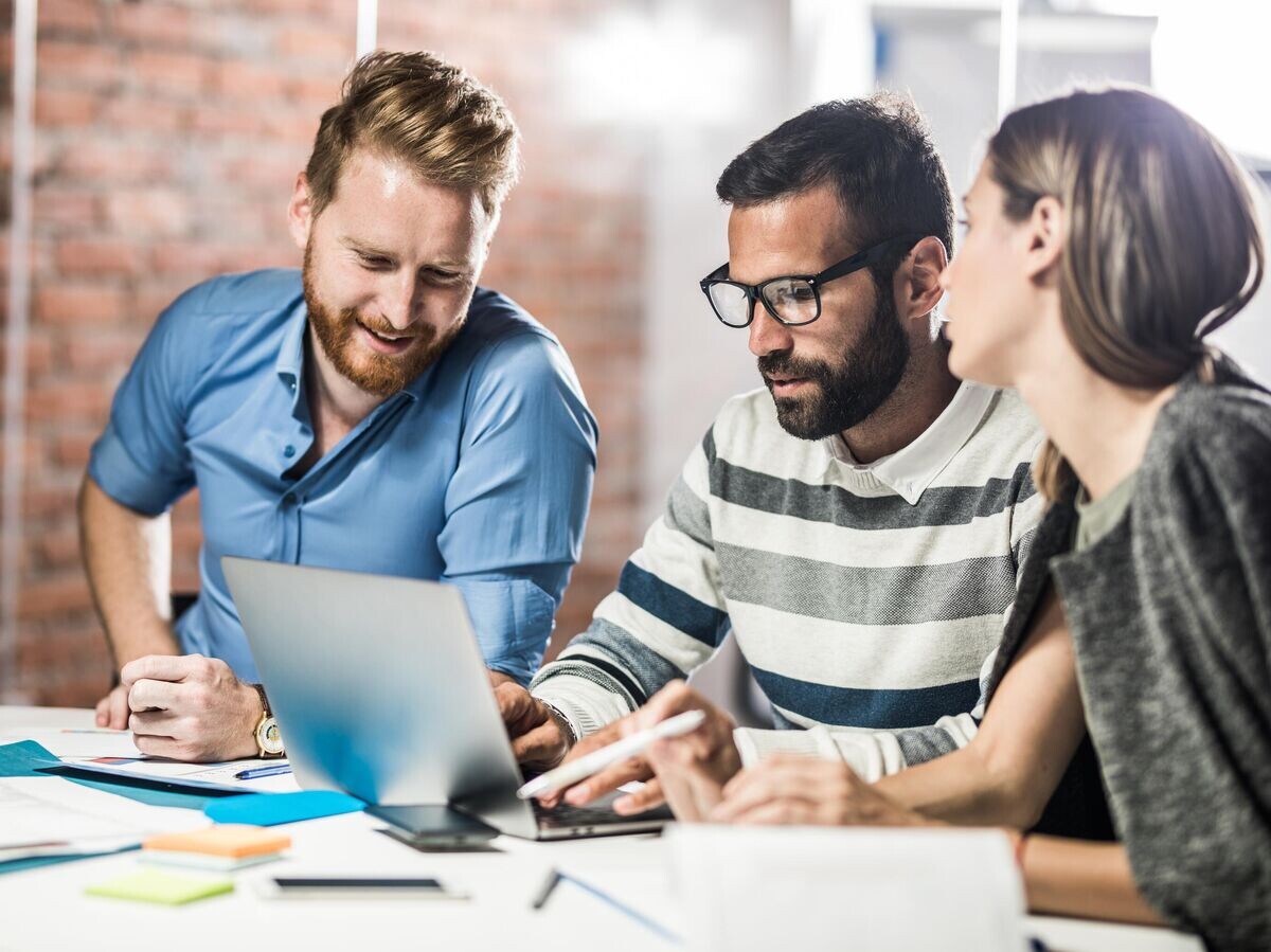    Коллеги обсуждают проект© iStock.com / skynesher