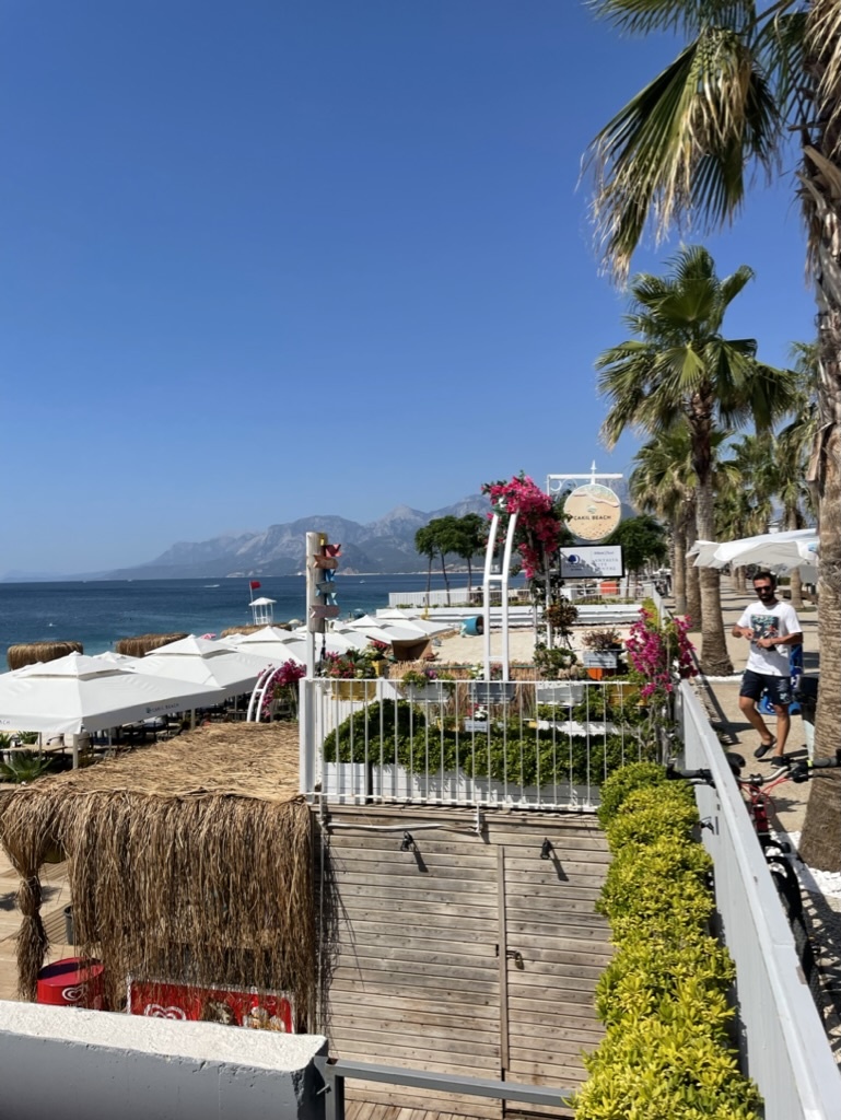 пляж с кафешками.