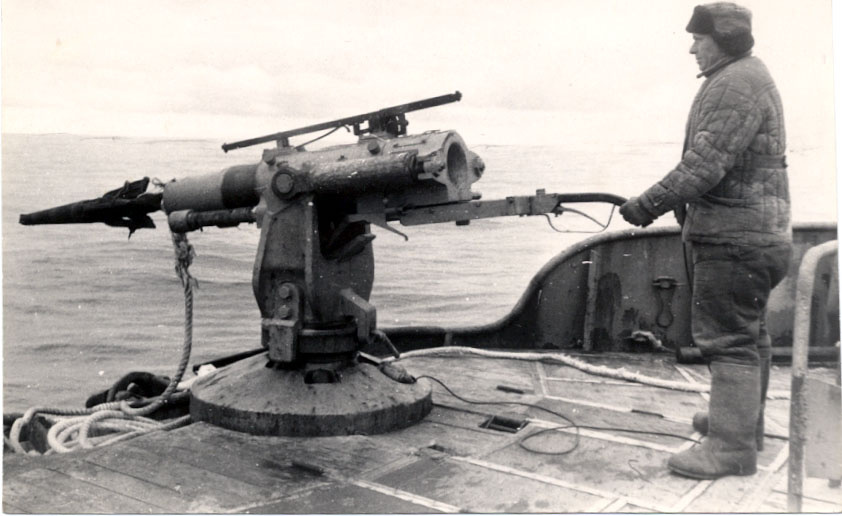 Одет по погоде, а к выстрелу – всегда готов! На снимке – гарпунёр Борис Молодцов