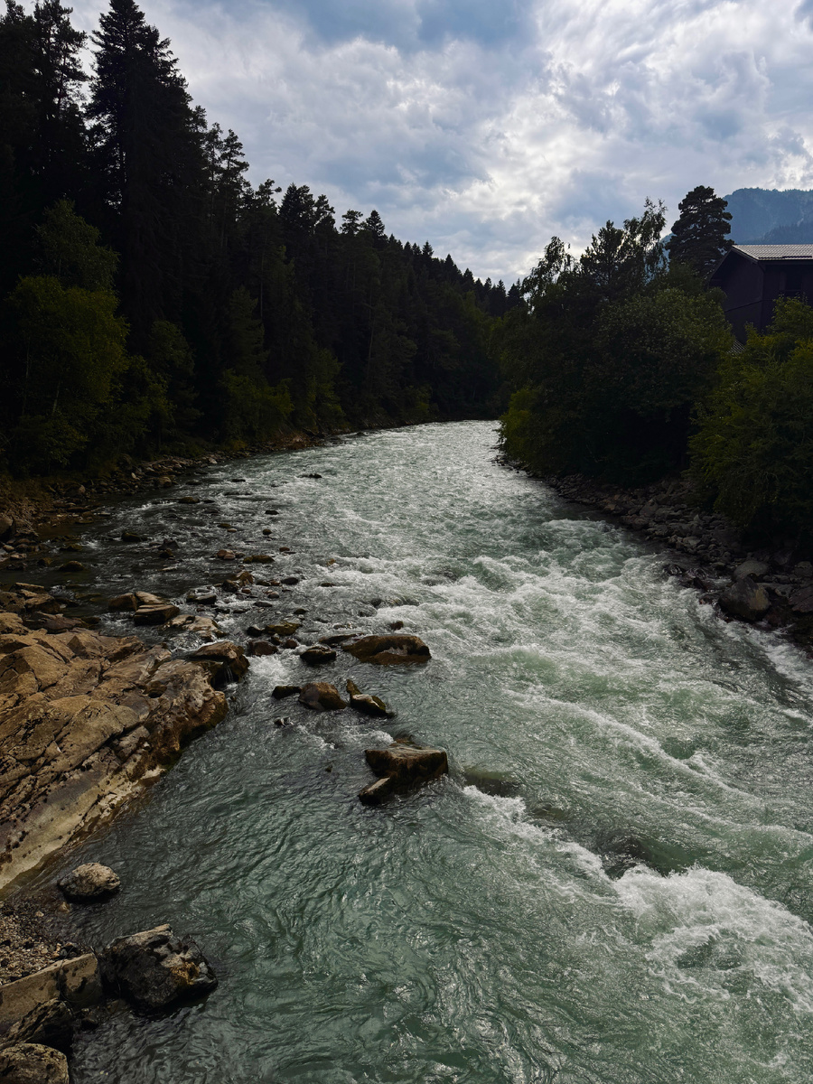 Можно отправиться сплавом. Можно прогуляться вдоль берегов на конях. Или просто пройтись, как мы