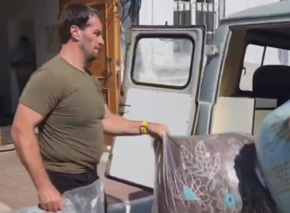    Сенатор Эдуард Исаков передал гуманитарную помощь жителям Курской области