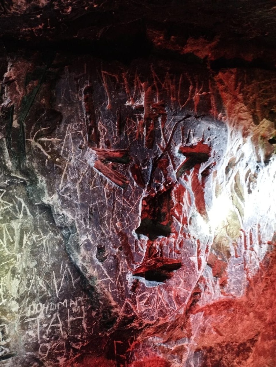 Творчество культурных и не очень пещерных вандалов