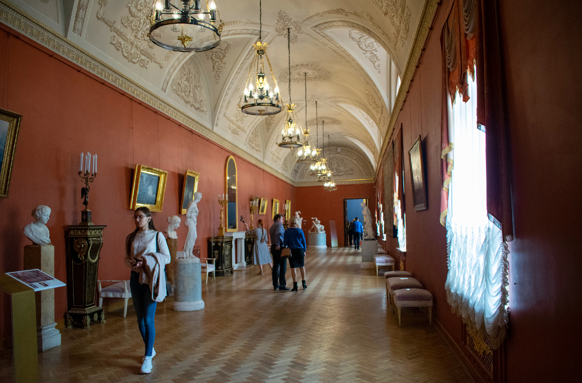 Античный зал Юсуповского дворца в Санкт-Петербурге. На фотографии в конце зала можно увидеть скульптуру Антонио Кановы под названием «Венера Каллипига». Фотография автора статьи. 