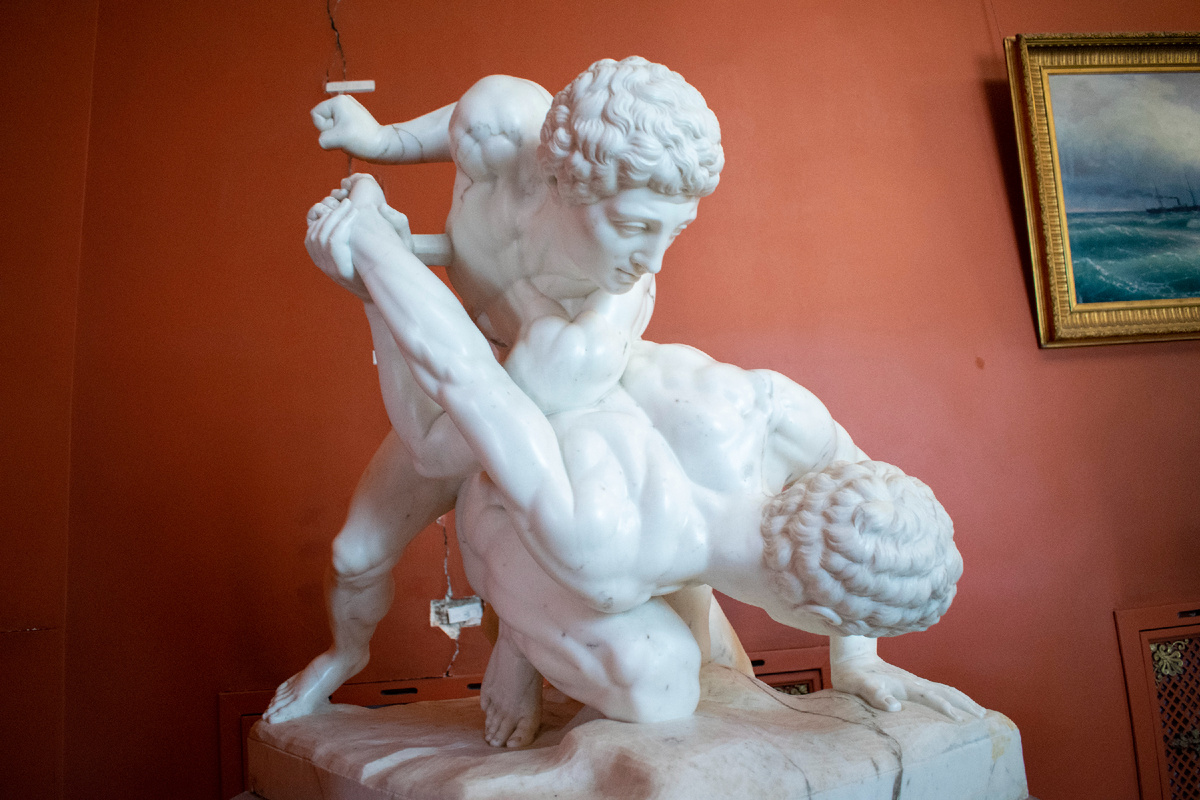 Борцы. Начало XIX века. Мрамор. Скульптор П. Трискорни, Италия. Копия с античного оригинала. Фотография автора статьи. 