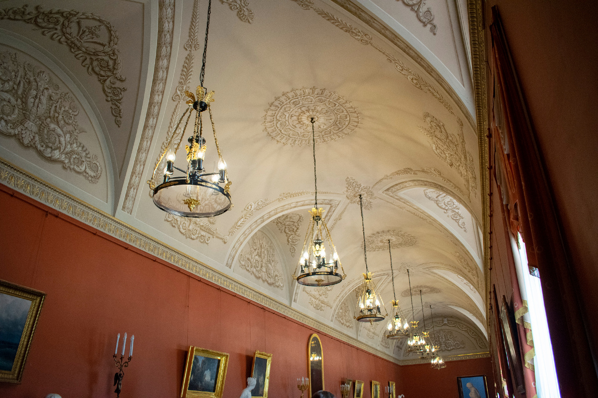 Куполообразный свод с росписью в технике гризайль и светильники, люстры в виде свечей создают поистине впечатляющее зрелище. Фотография автора статьи. 