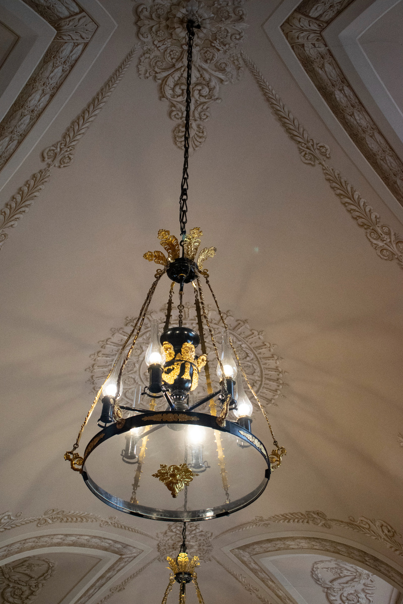 Светильники начала XIX века, созданные в мастерской Севастьяна Китнера. Фотография автора статьи. 