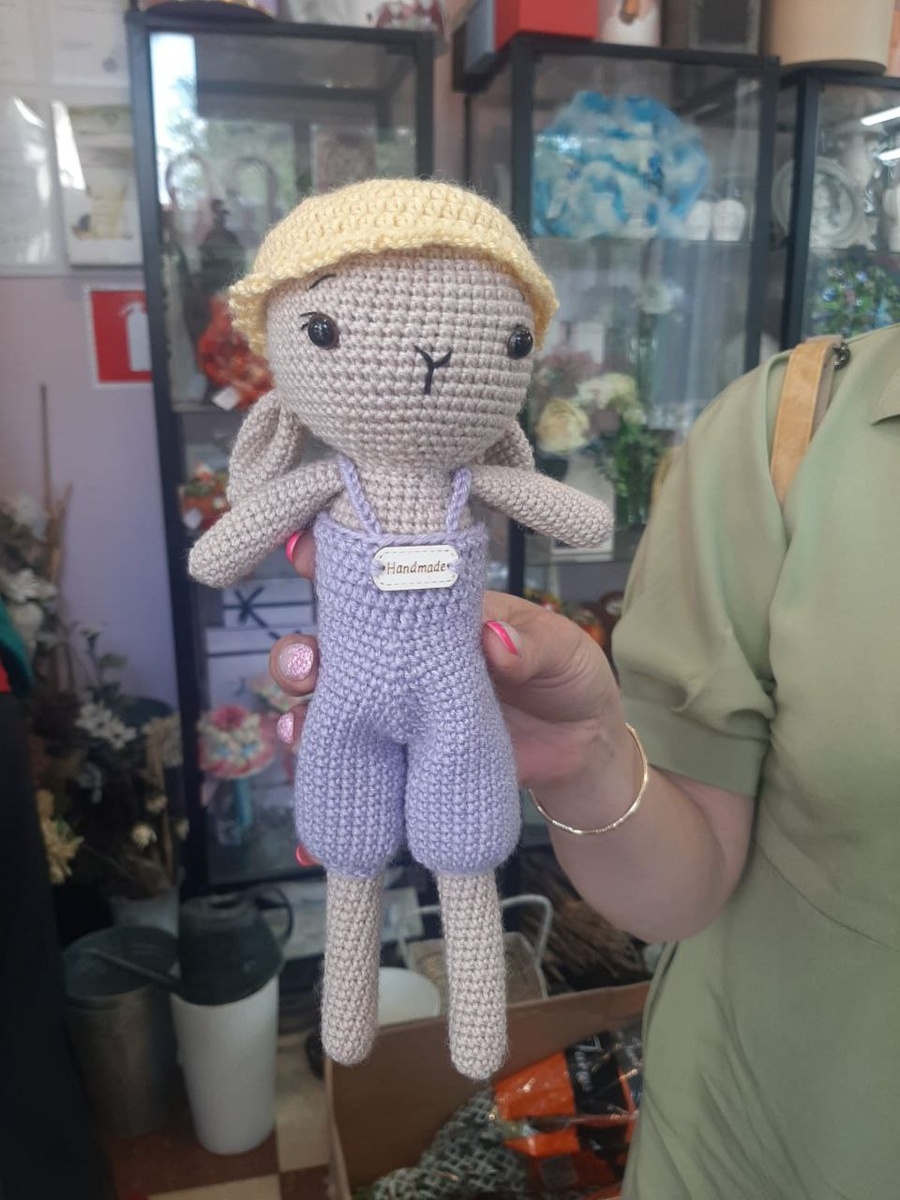 Мой первый Моти, улетел, едва уселся на полку.