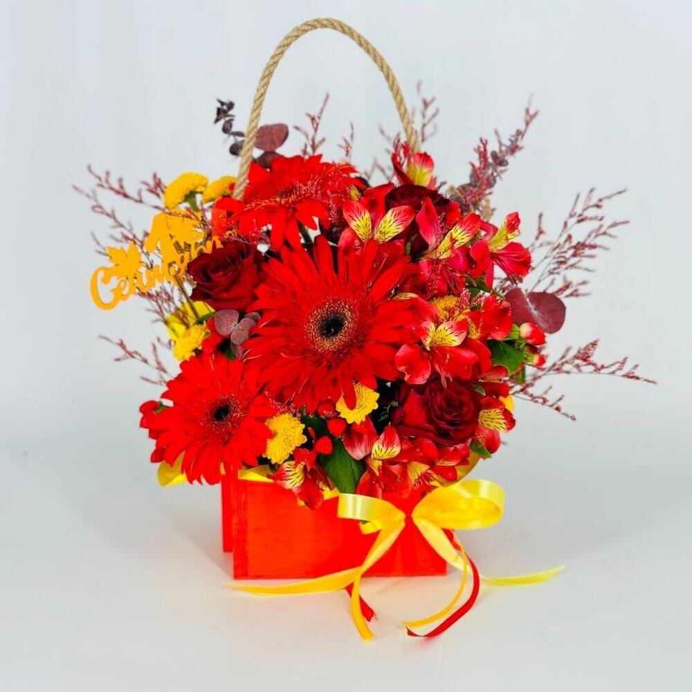 Букет цветов в деревянном кашпо