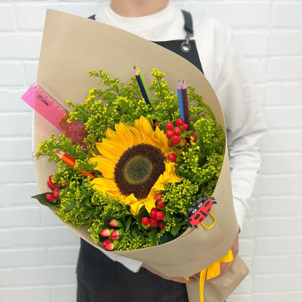 Букет подсолнух и зелень