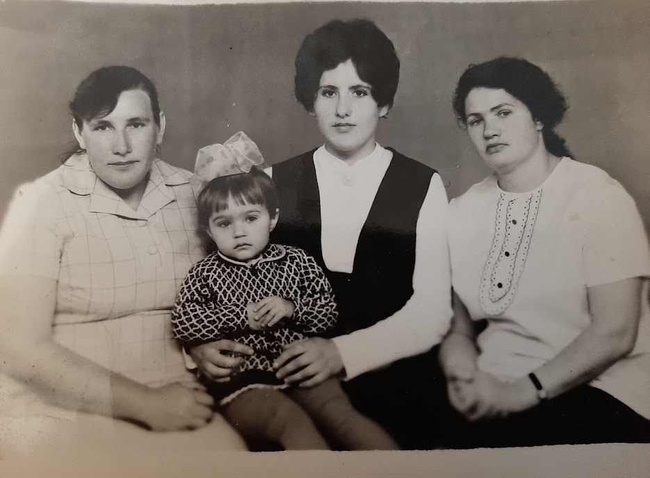 Слева направо: моя бабушка Валя, ее сестра Татьяна - бабушка Артема. 