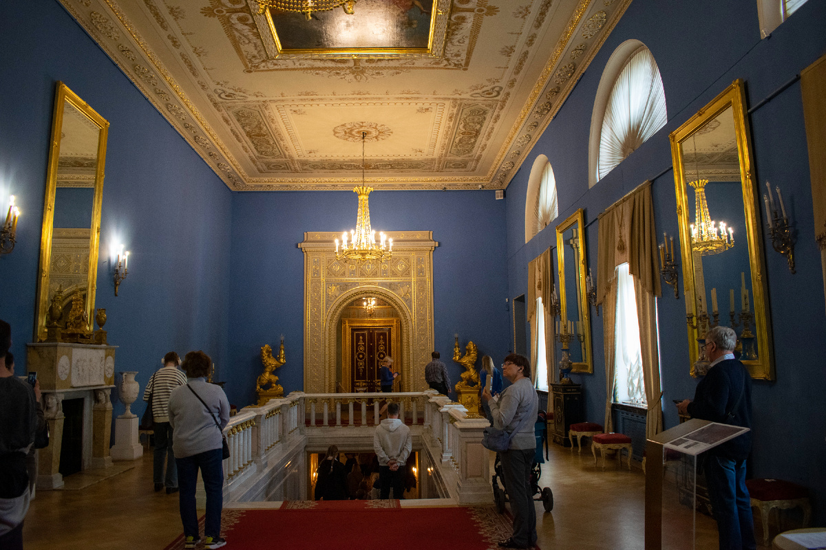 Римский зал. Торшеры в виде фигур геральдических львов. Конец XIX века. Дерево, резьба, золочение. Россия. Мраморная лестница ведёт в партер театра. Фотография автора статьи. 