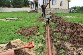 и кучи требований по нормам. У профессионалов укладка коммуникаций – это не просто «уложил и забыл». Специалисты учитывают массу нюансов: от типа почвы и глубины промерзания до уклона труб и давления воды. Это как готовить сложный рецепт, где одна неверная щепотка соли может испортить всё блюдо. А если ещё и почва подвижная или участок на склоне, тут уже потребуется инженерный подход. Самостоятельная попытка разобраться с этим может превратиться в квест, где приз – головная боль и масса незапланированных расходов. 