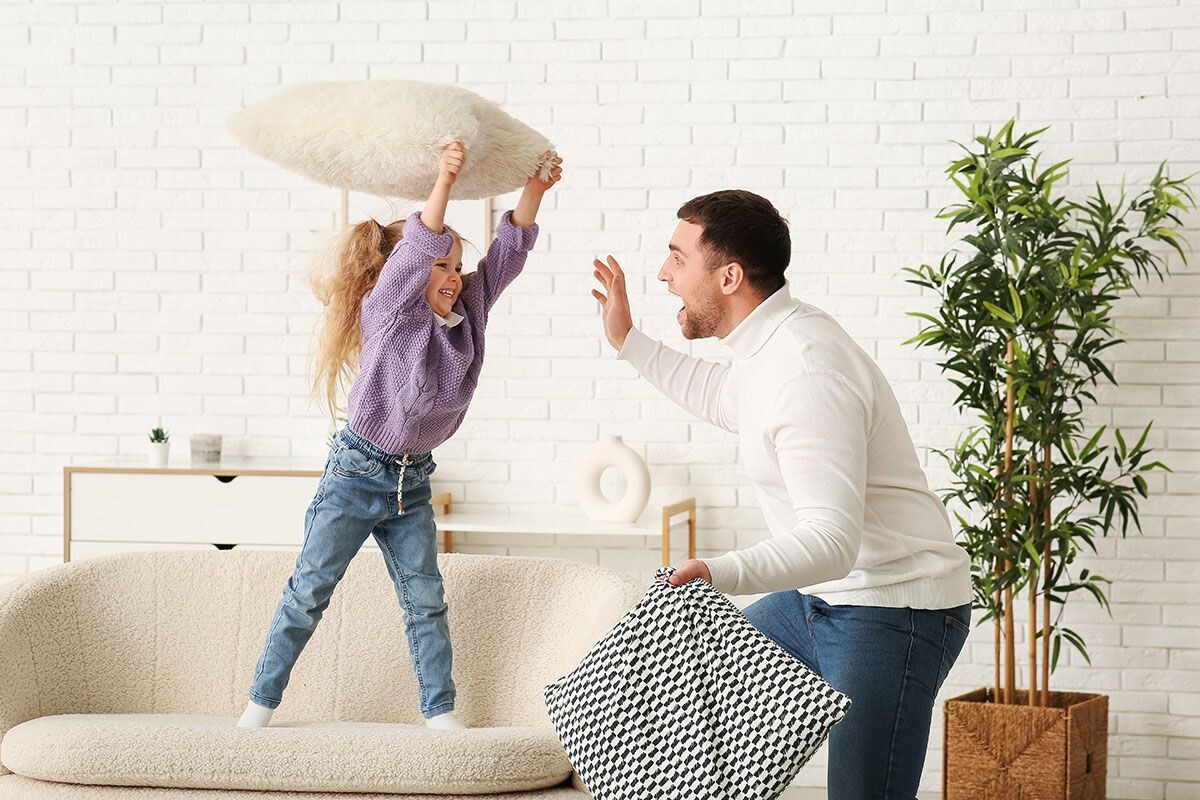 Бой подушками — классическая антистресс-игра для всех возрастов. Источник: Shutterstock📷
