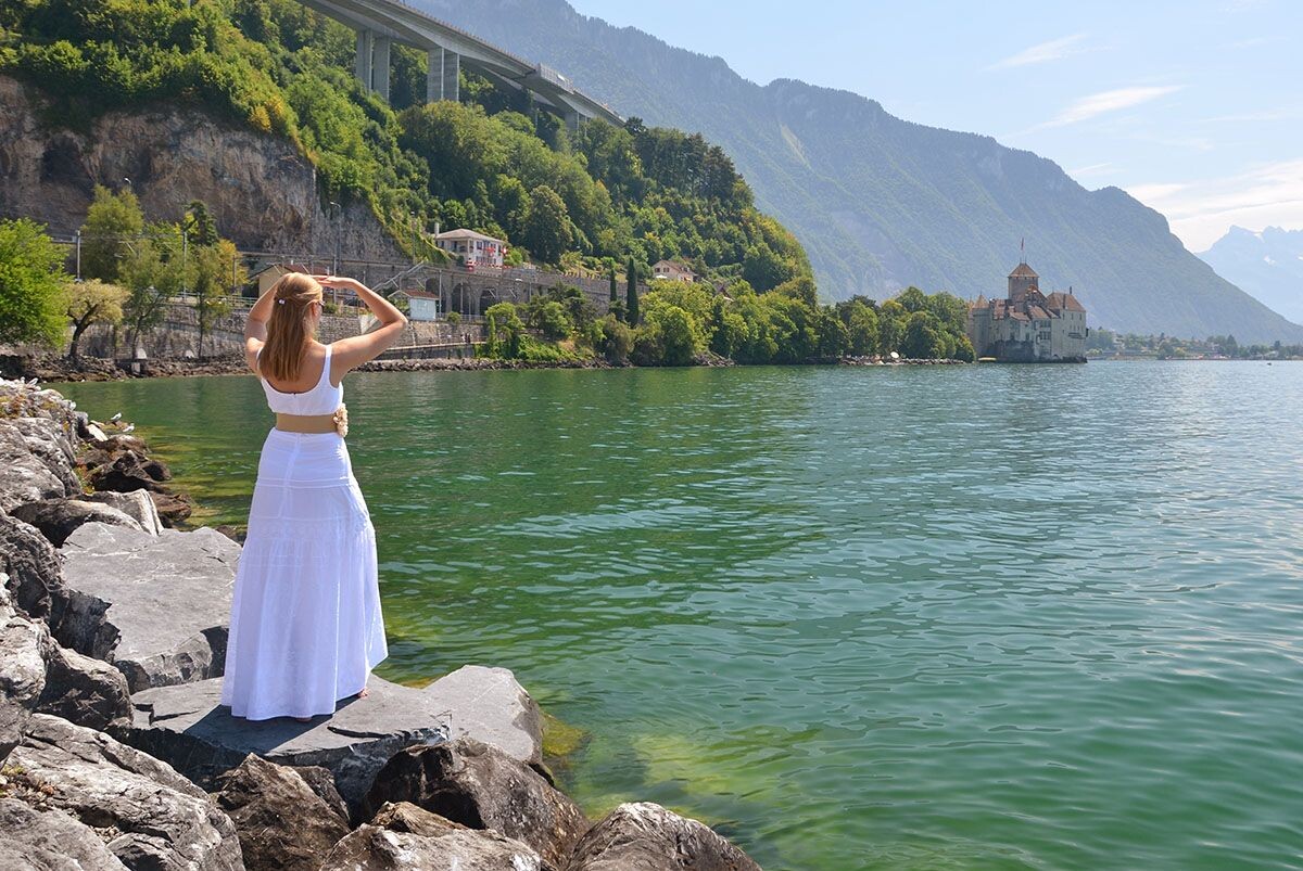 Вид на Шильонский замок на берегу Женевского озера в Альпах. Источник: Shutterstock📷
