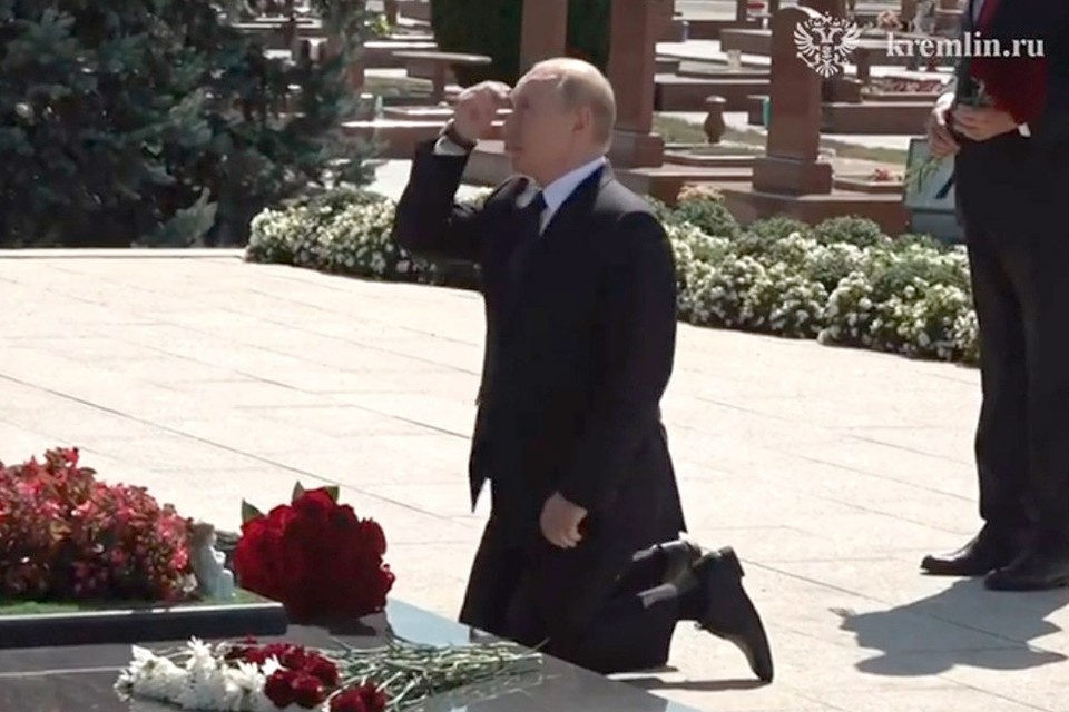    Путин встал на колени, возлагая цветы к мемориалу жертвам теракта в Беслане.