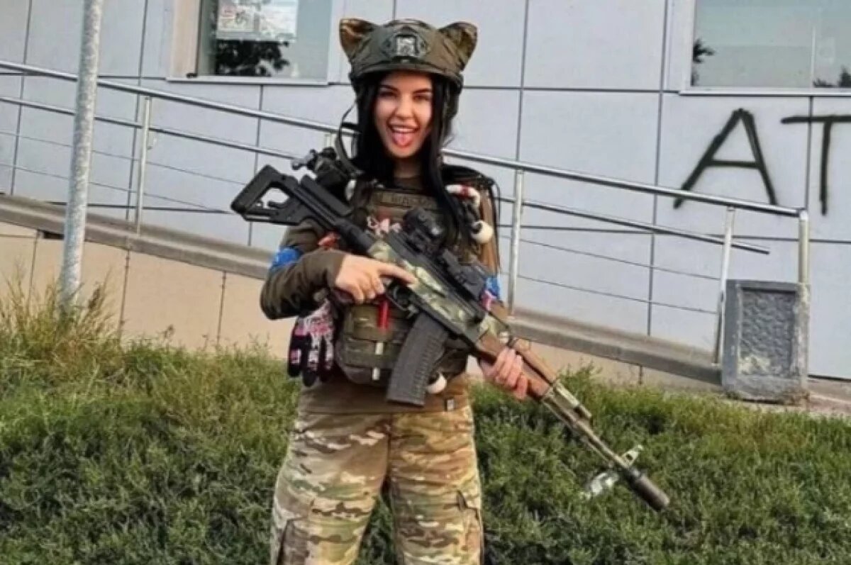    В Сети показали фото девушки из ВСУ на фоне магазина в Курской области