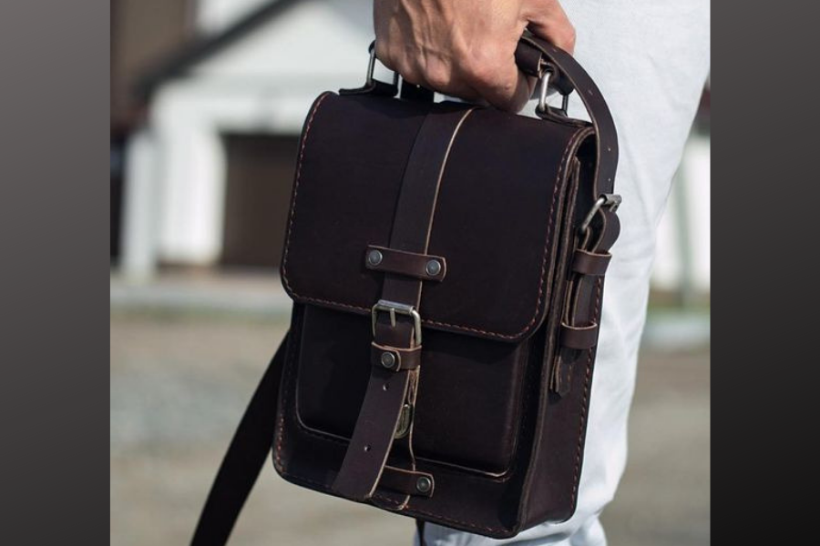 Он с ней не расставался. На фото - просто похожая сумка...