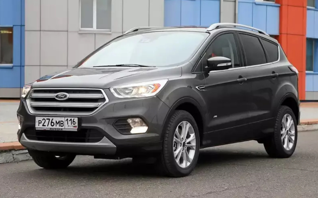 Ford Kuga второго поколения с атмосферным двигателем объемом 2,5 л зарекомендовал себя как один из самых долговечных автомобилей. Двигатель машины отличается простотой конструкции и высокой надежностью, он с легкостью преодолеет рубеж в 300 тыс. км без серьезных проблем. Он не склонен к перерасходу масла и работает даже на АИ-92, что делает его экономичным в эксплуатации. Чтобы поддерживать автомобиль в хорошем состоянии, рекомендуется чистить радиаторы охлаждения двигателя и кондиционера каждые 50-60 тыс. км.