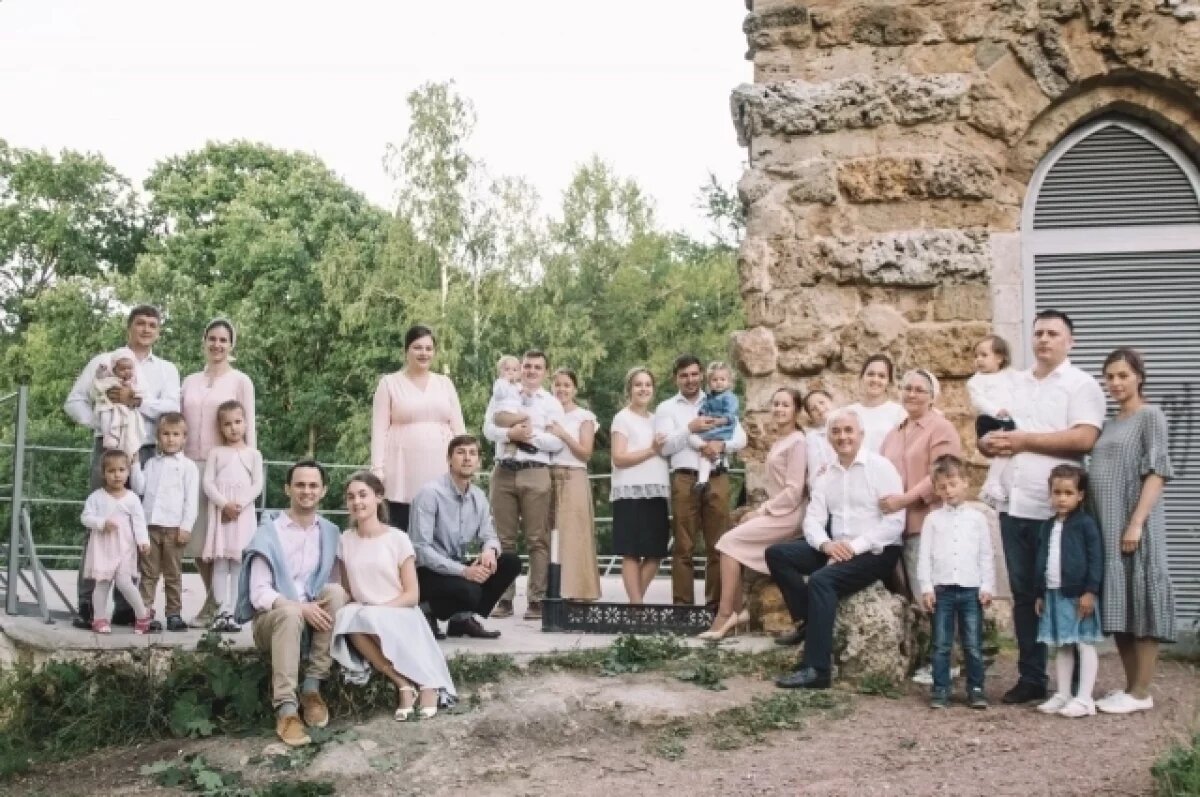    Семья Азаровых с детьми и внуками.