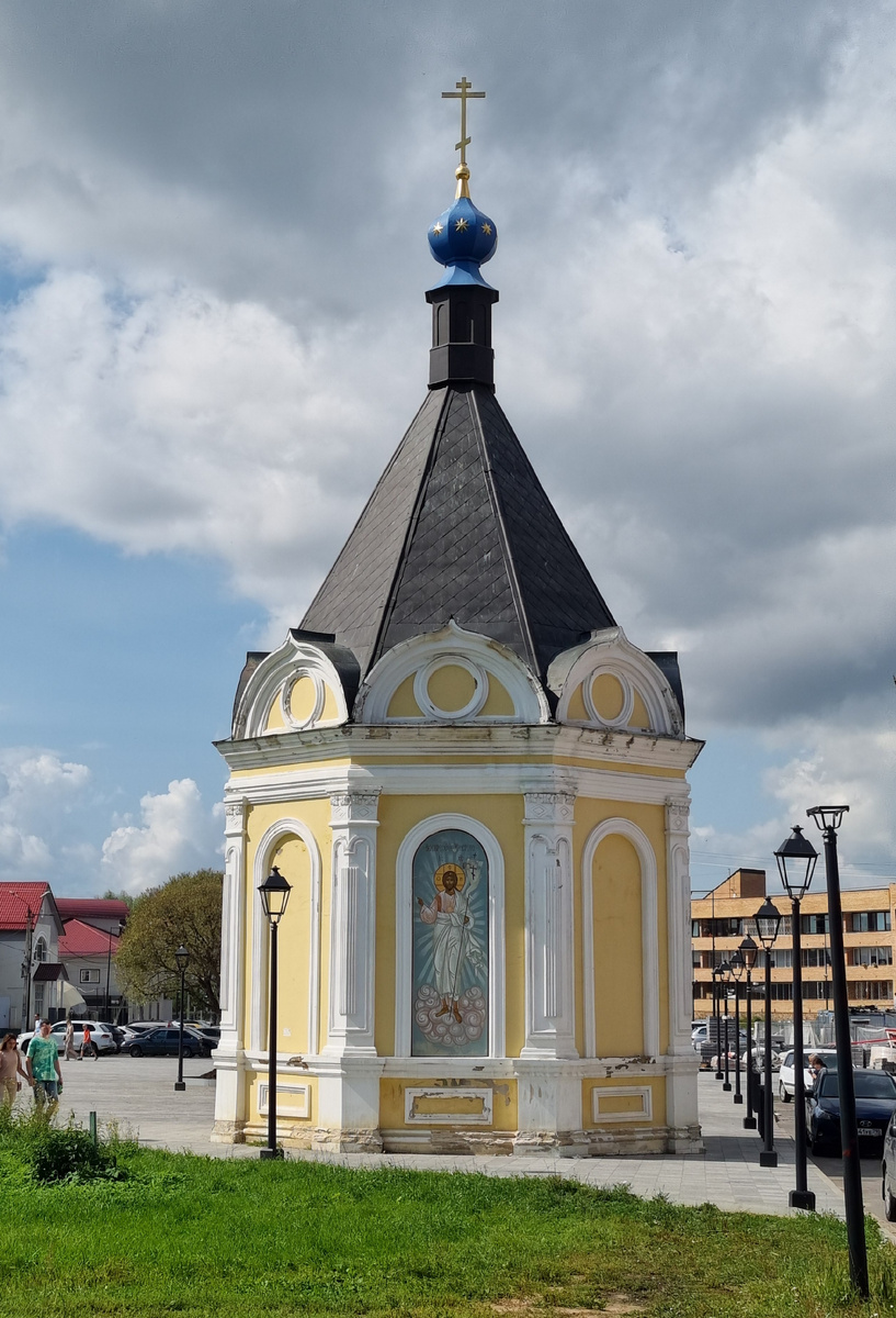 Часовня Александра Невского. Территория кремля города Дмитрова. Фото автора статьи.