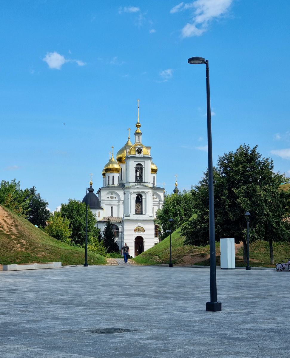 Успенский собор. Территория кремля города Дмитрова. Фото автора статьи.