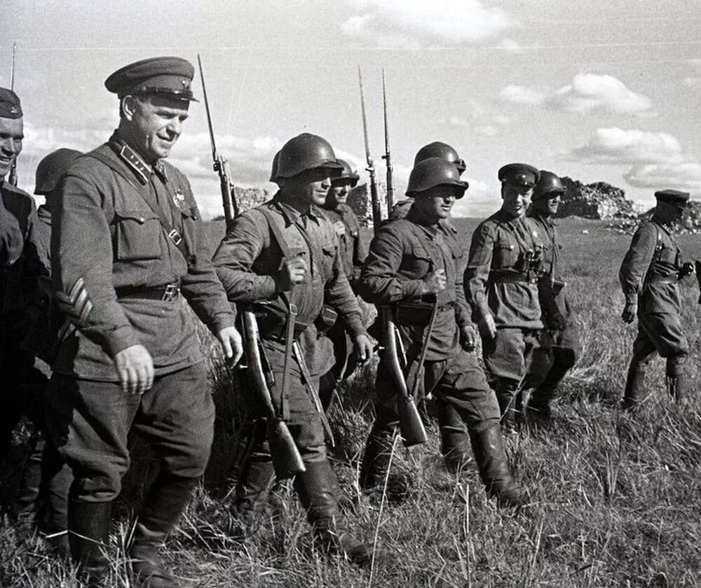 Комкор Георгий Жуков с группой красноармейцев во время боев у Халхин-Гола. Источник: historyrussia.org.
