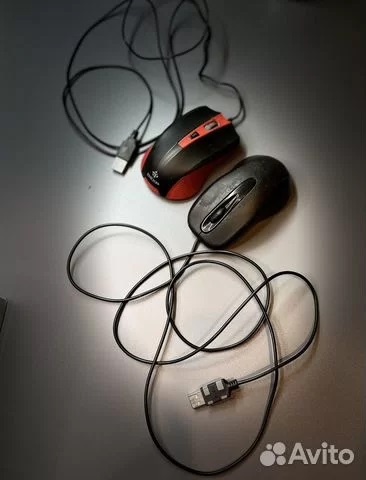 Компьютерная мышка красная.