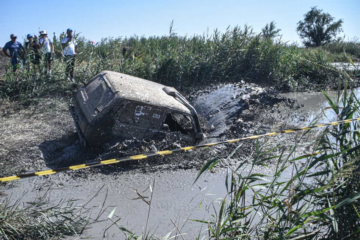    Однажды вице-чемпиона мира по классическому ралли Франсуа Делекур очень емко описал ралли-рейд, назвав их соревнованием таксистов. Мол, побеждает здесь не самый быстрый, а тот, кто знает, куда ехать. Гонщики-марафонцы потом долго обижались на Франсуа. Хотя, по сути, он абсолютно прав.  А еще определение Делекура идеально описывает и гонки по джип-спринту. Здесь важнее скорости знание, как доехать до точки. Не утонуть в лужах грязи более метровой глубины, не залить мотор водой, не зарыться в илистый грунт. Впрочем, сами полюбуйтесь!
