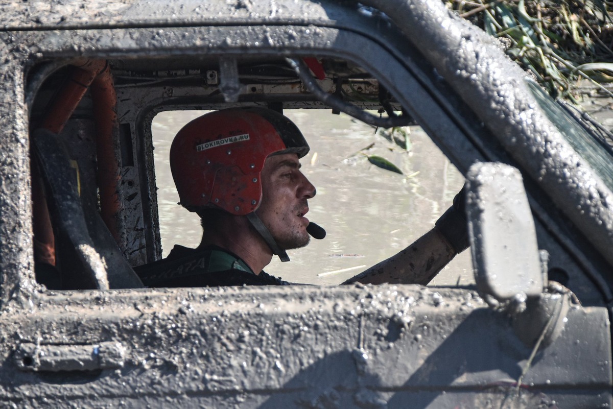    Однажды вице-чемпиона мира по классическому ралли Франсуа Делекур очень емко описал ралли-рейд, назвав их соревнованием таксистов. Мол, побеждает здесь не самый быстрый, а тот, кто знает, куда ехать. Гонщики-марафонцы потом долго обижались на Франсуа. Хотя, по сути, он абсолютно прав.  А еще определение Делекура идеально описывает и гонки по джип-спринту. Здесь важнее скорости знание, как доехать до точки. Не утонуть в лужах грязи более метровой глубины, не залить мотор водой, не зарыться в илистый грунт. Впрочем, сами полюбуйтесь!