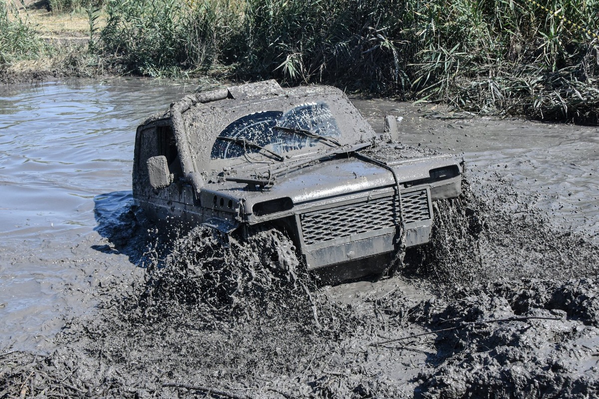    Однажды вице-чемпиона мира по классическому ралли Франсуа Делекур очень емко описал ралли-рейд, назвав их соревнованием таксистов. Мол, побеждает здесь не самый быстрый, а тот, кто знает, куда ехать. Гонщики-марафонцы потом долго обижались на Франсуа. Хотя, по сути, он абсолютно прав.  А еще определение Делекура идеально описывает и гонки по джип-спринту. Здесь важнее скорости знание, как доехать до точки. Не утонуть в лужах грязи более метровой глубины, не залить мотор водой, не зарыться в илистый грунт. Впрочем, сами полюбуйтесь!