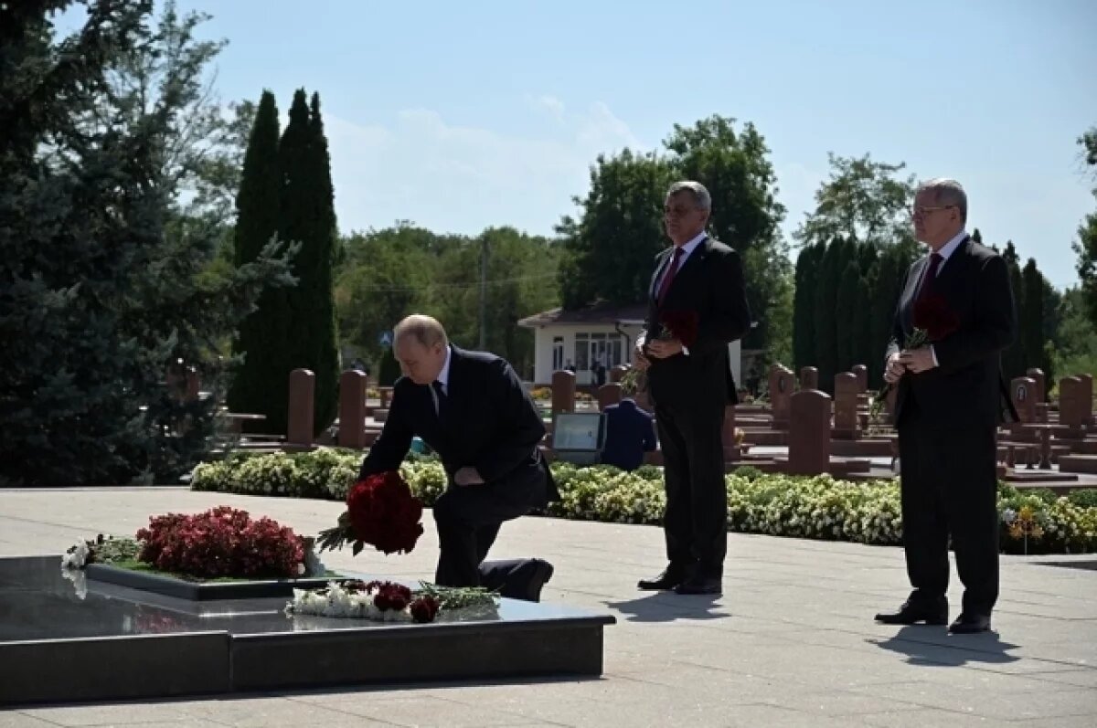    Путин преклонил колени у мемориала жертвам теракта в Беслане