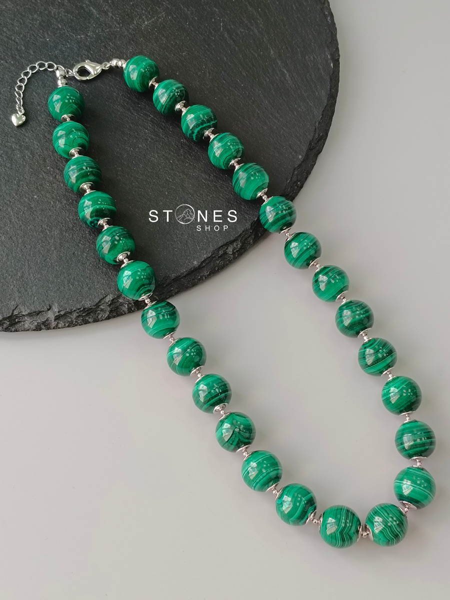 Бусы "Шар" Малахит 13,5мм, родий, 48см.                                                                                      Длина нити -  48см.
Количество бусин в нити - 27шт.                                                                                                        Цена - 5 170 ₽