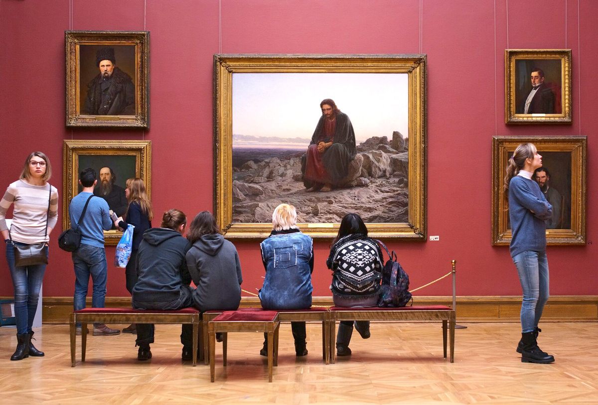 Посетители у картины Ивана Крамского «Христос в пустыне». Источник: https://ria.ru/
