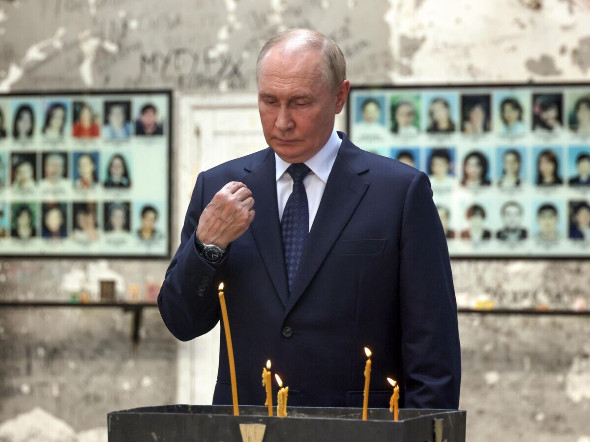    Президент РФ Владимир Путин во время посещения культурно-патриотического центра профилактики терроризма "Беслан. Школа №1"© РИА Новости / POOL