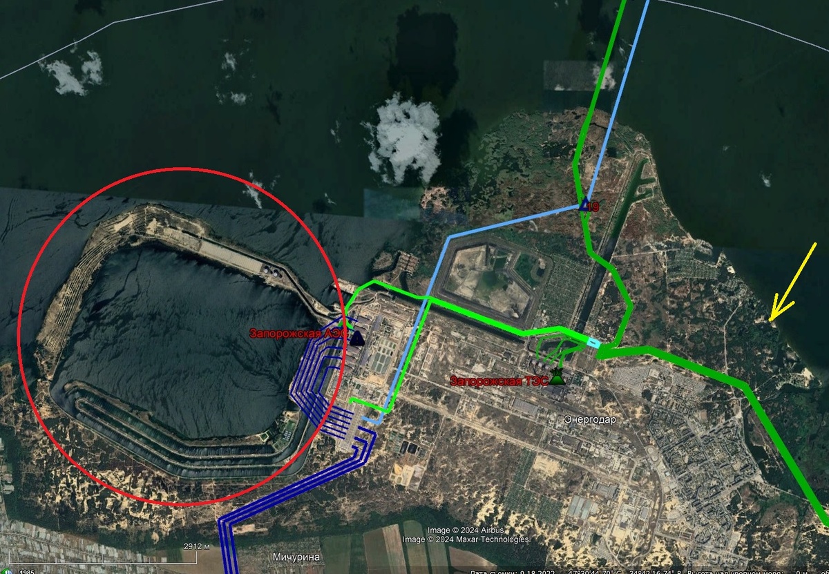 Голубая линия – ВЛ 750 кВ ЗАЭС – Днепровская, зелёные – ВЛ 330 кВ (наверх уходят ВЛ 330 кВ ЗТЭС – Ферросплав 1,2). Красным обведён пруд-охладитель. Украинцы, естественно, эту ситуацию тоже представляют, поэтому свою попытку высадки десанта предприняли с северо-востока (жёлтая стрелка)