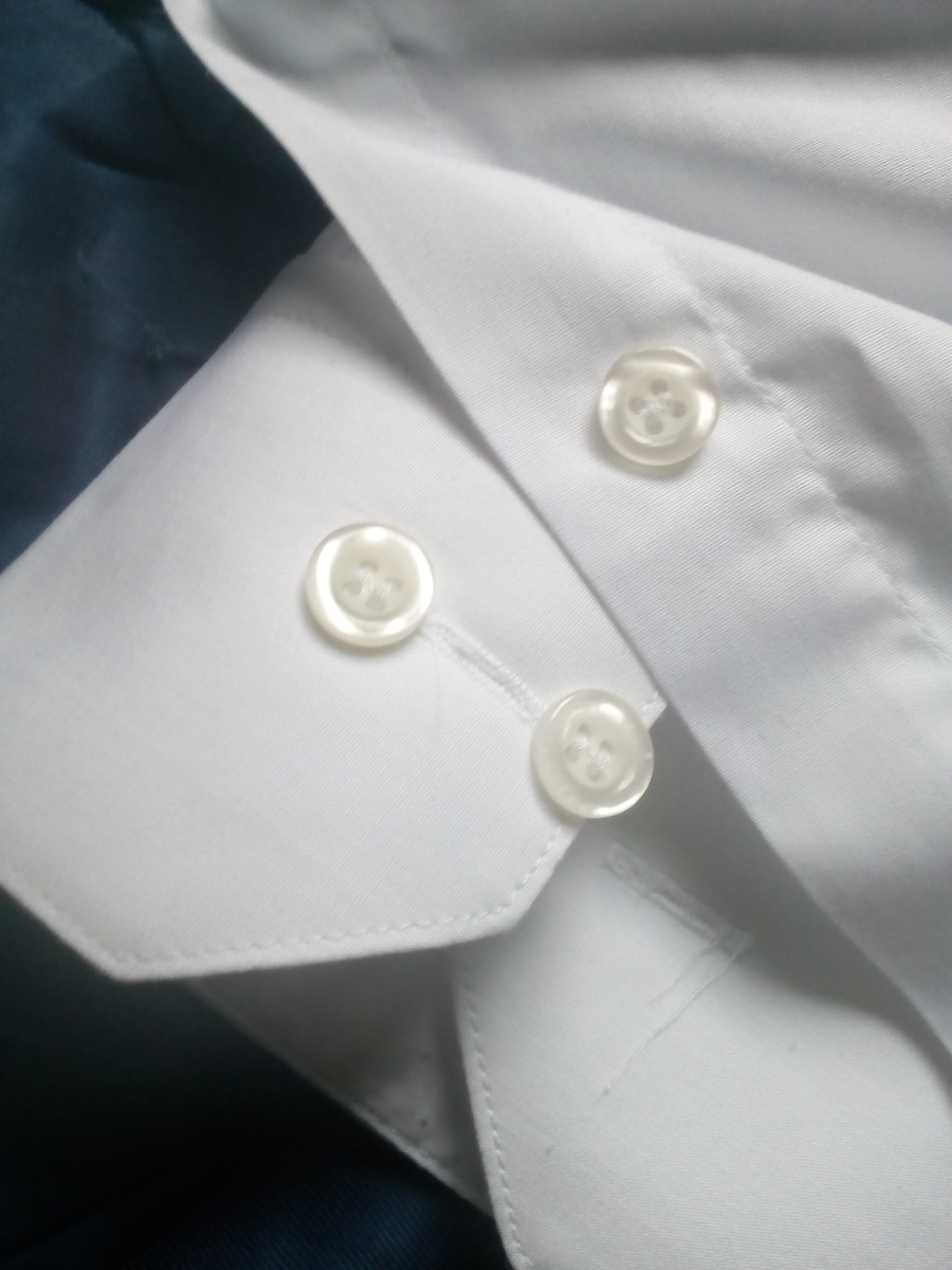 НЕ знаю: прессованный перламутр или  тупо пластмасса. Надо раскаленной иглой проверять...