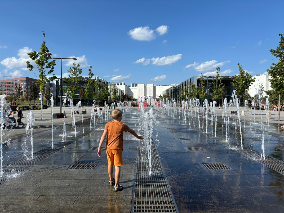 Фото автора. Вчера еще и жара была, в фонтанах можно искупаться ))