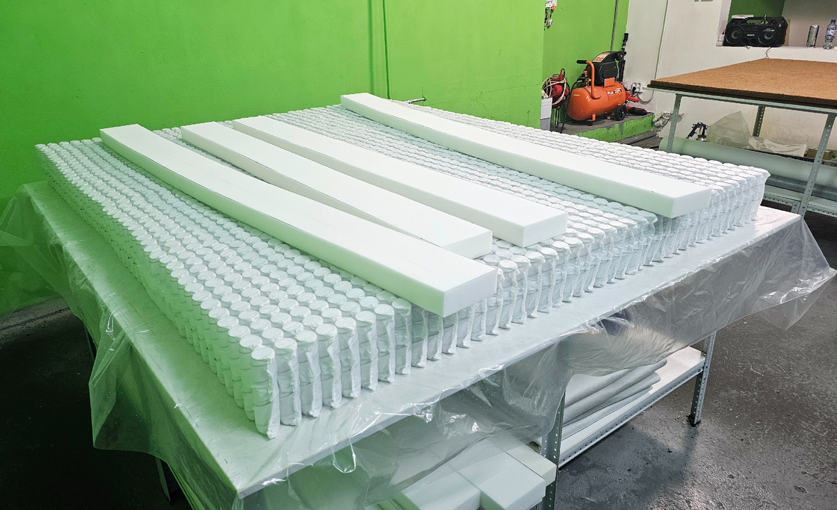 Личные разработки и авторские решения от пружин до чехла и упаковки🤝Наша семейная мастерская рада и с гордостью представляет продукцию ручной сборки и отшива чехлов!