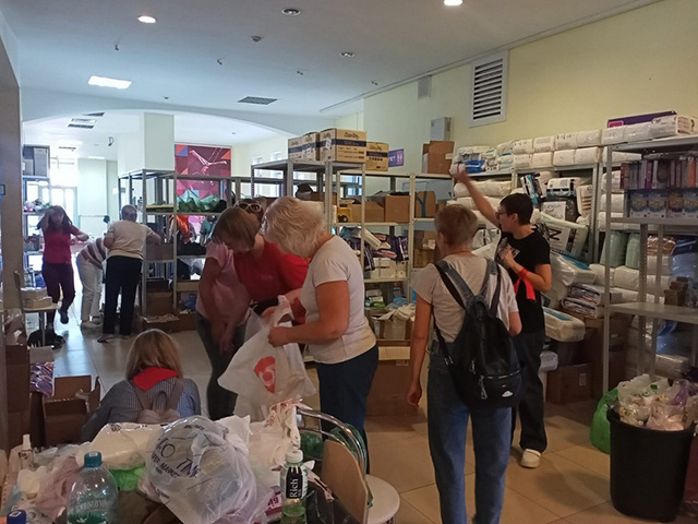    Площадка цирка объединила несколько благотворительных организаций: здесь принимают гуманитарную помощь, сортируют и выдают нуждающимся
