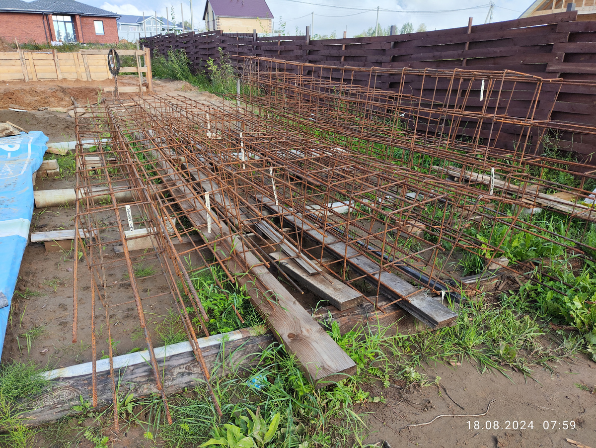 Эйфелева башня на нашем участке😂 половина уже стоит в ленте. 