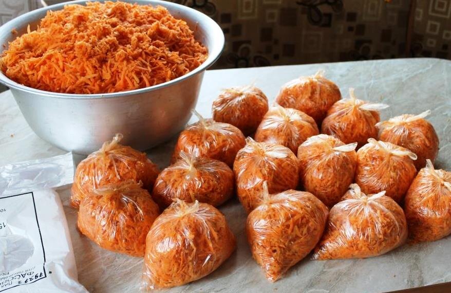 Уж чего-чего, а моркови мы выращиваем много. Замораживаем и храним свежую до нового урожая в подполе