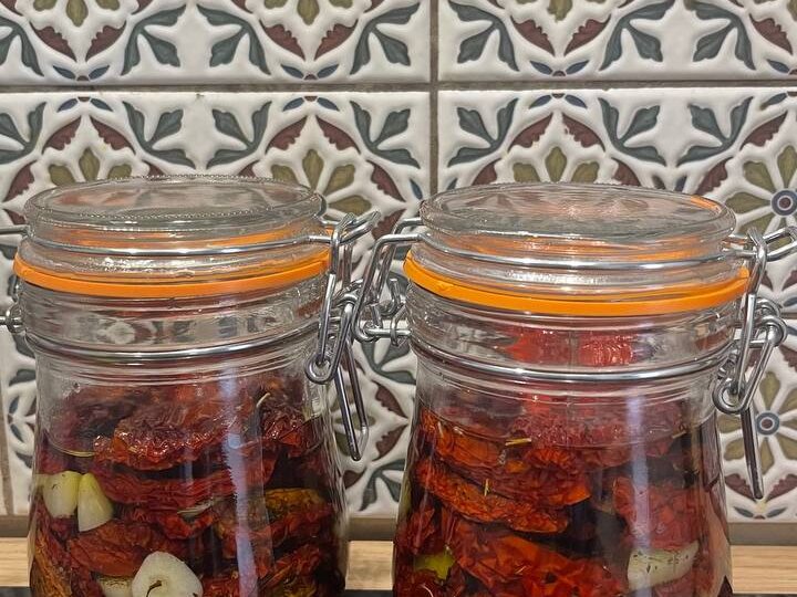 Вкуснейшая закуска - Вяленые помидоры на зиму с чесноком. Рецепт в сушилке для овощей