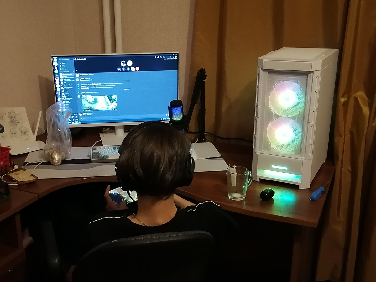 Пока он подключил новый монитор к старому компьютеру. Но новый тоже включил - для красоты)