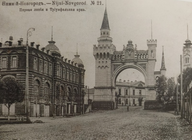 Вид на Царские ворота. Слева дом Н.А. Бугрова. Справа пожарная каланча. Открытка Максима Дмитриева.