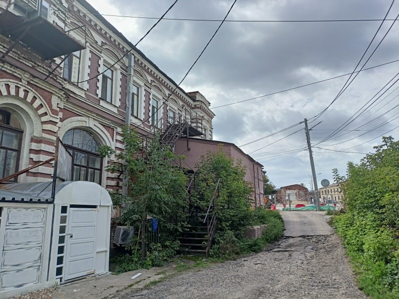 Тот же дом Бугрова слева. Но согласитесь, видок сегодня так себе. Ни ворот (сгинули еще сто лет назад), ни дома за ними (снесли в 2022 году).