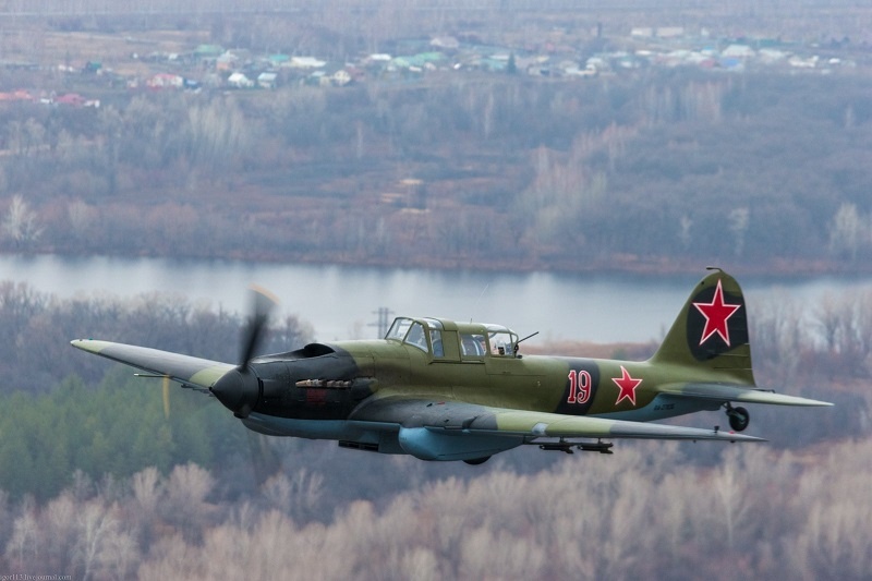 Чтобы улучшить обзор, кабину пилота приподняли, благодаря чему самолет приобрел прозвище "горбатый" 