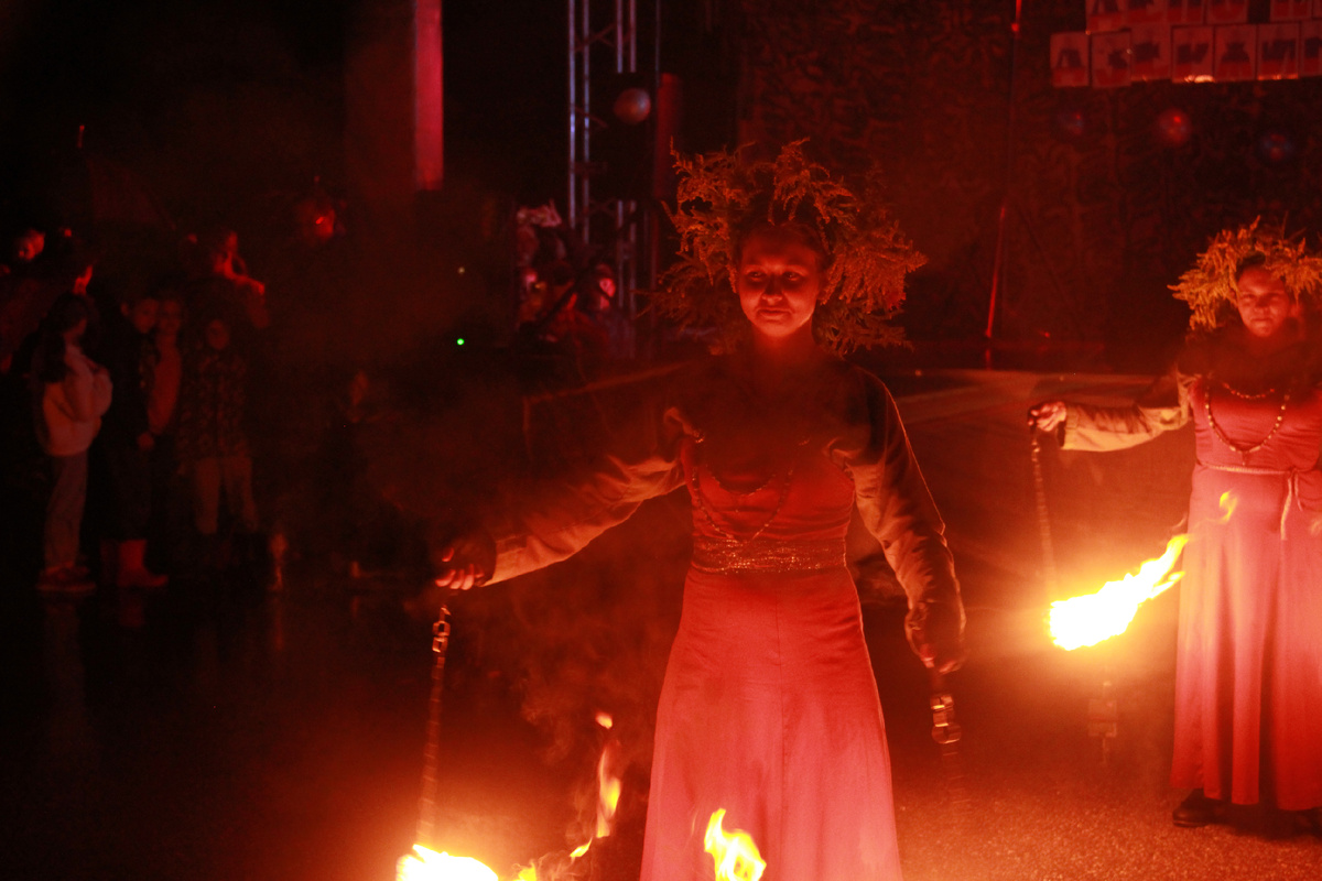 Фаершоу Fox Fire на Дне посёлка им. Дзержинского. Фото автора.