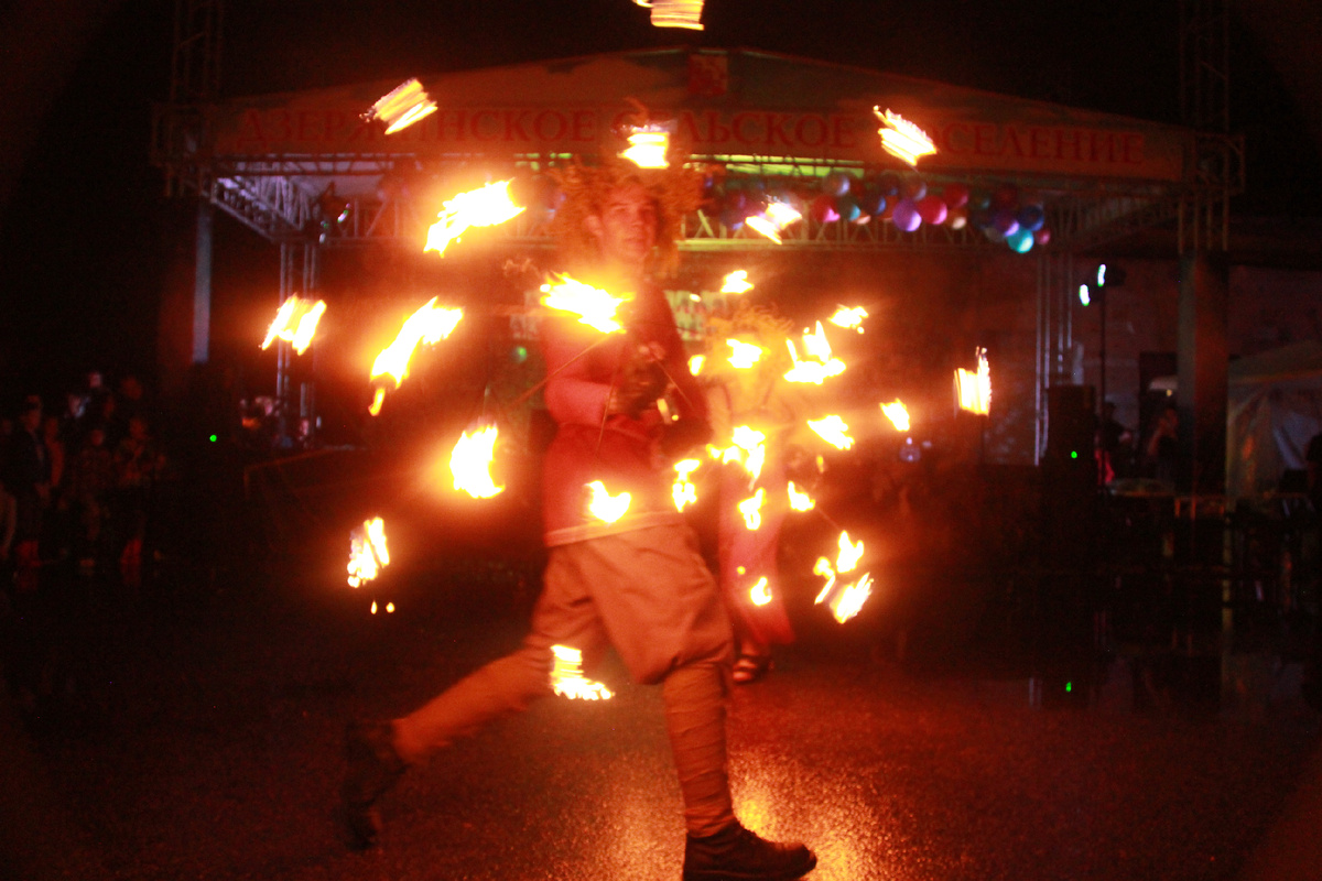 Фаершоу Fox Fire на Дне посёлка им. Дзержинского. Фото автора.