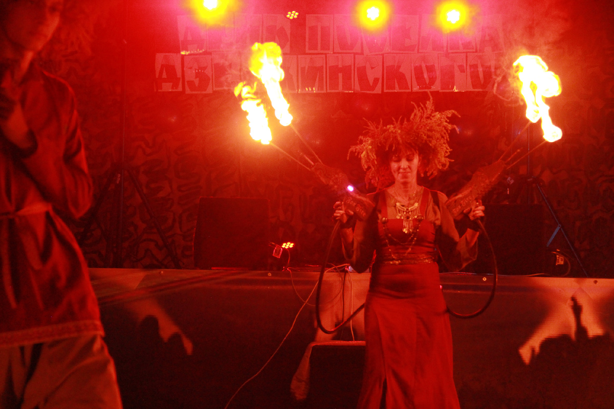 Фаершоу Fox Fire на Дне посёлка им. Дзержинского. Фото автора.